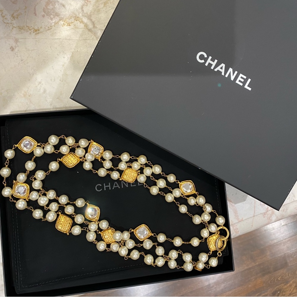 CHANEL 1970s quilted pearl and crystal embellished necklace. Collectors item!
